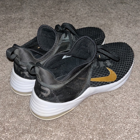 Worn Nike air sneakers - Picture 4 of 6
